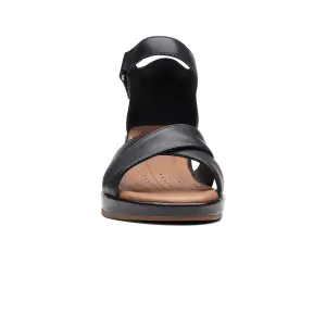 Un plaza cross clarks store