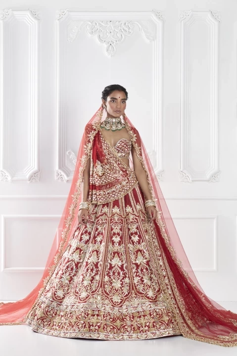 3 times Sara Ali Khan proved she loves a Manish Malhotra design | Vogue  India | Wedding Wardrobe