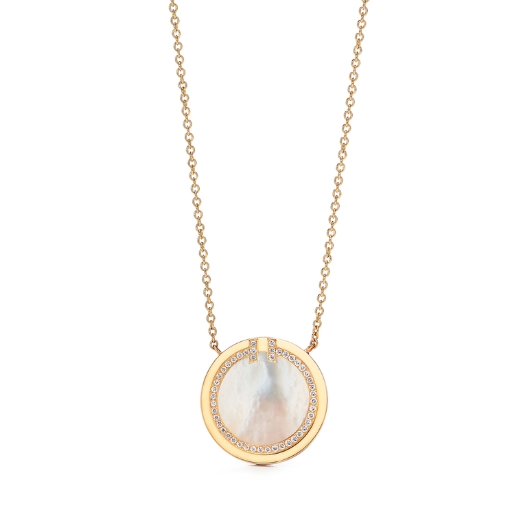 Very Goods | Tiffany T smile pendant in 18k gold, mini. | Tiffany & Co.
