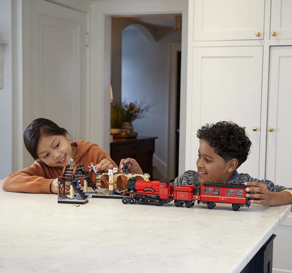 LEGO Harry Potter Hogwarts Express Toy Train Building Set Includes Model Train and Harry Potter Minifigures Hermione Granger and Ron Weasley (801 Pieces)