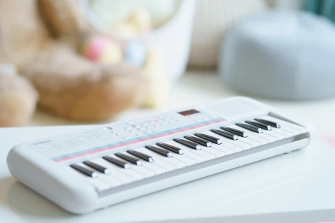 Yamaha Remie PSS E30 37 Key Portable Mini Keyboard, White 3Y+