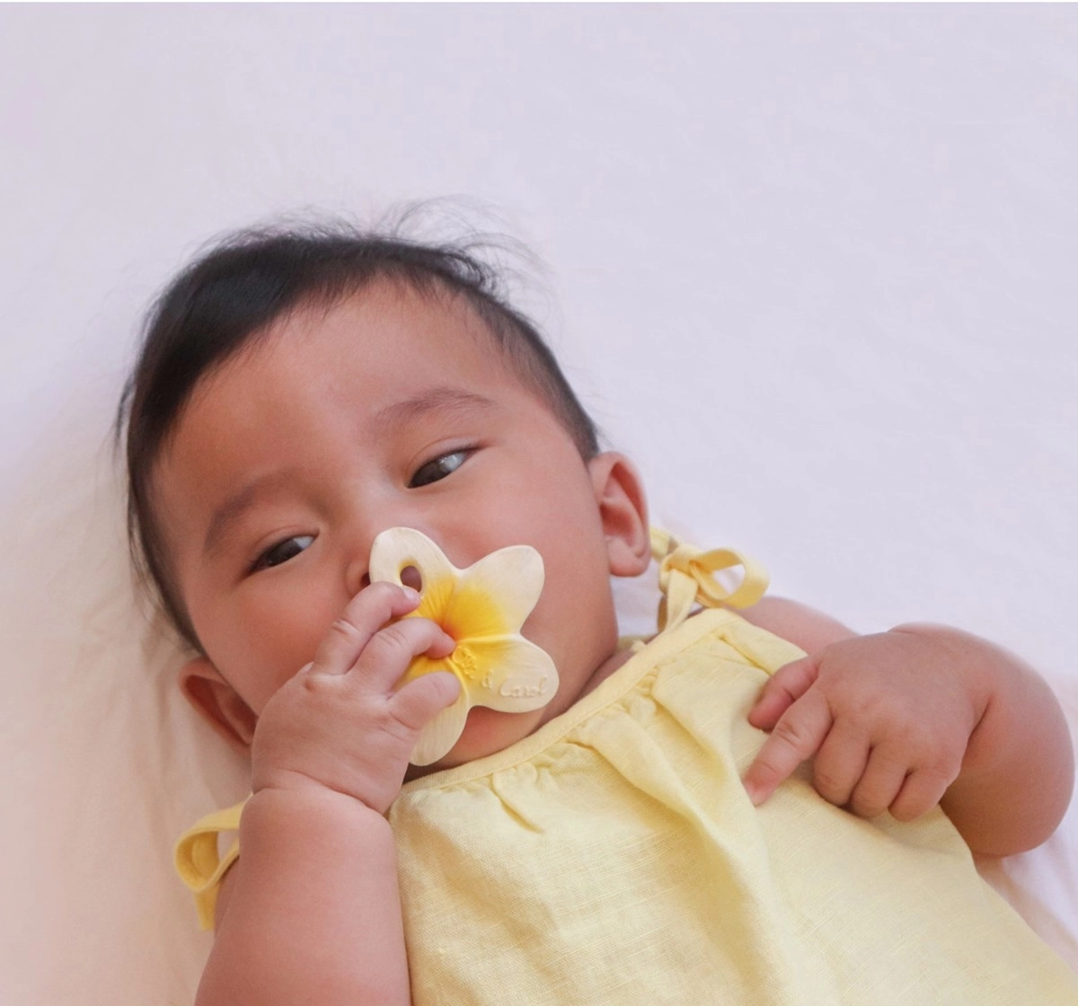 Oli & Carol Hawaii The Flower Chewy Teether Yellow 0M+