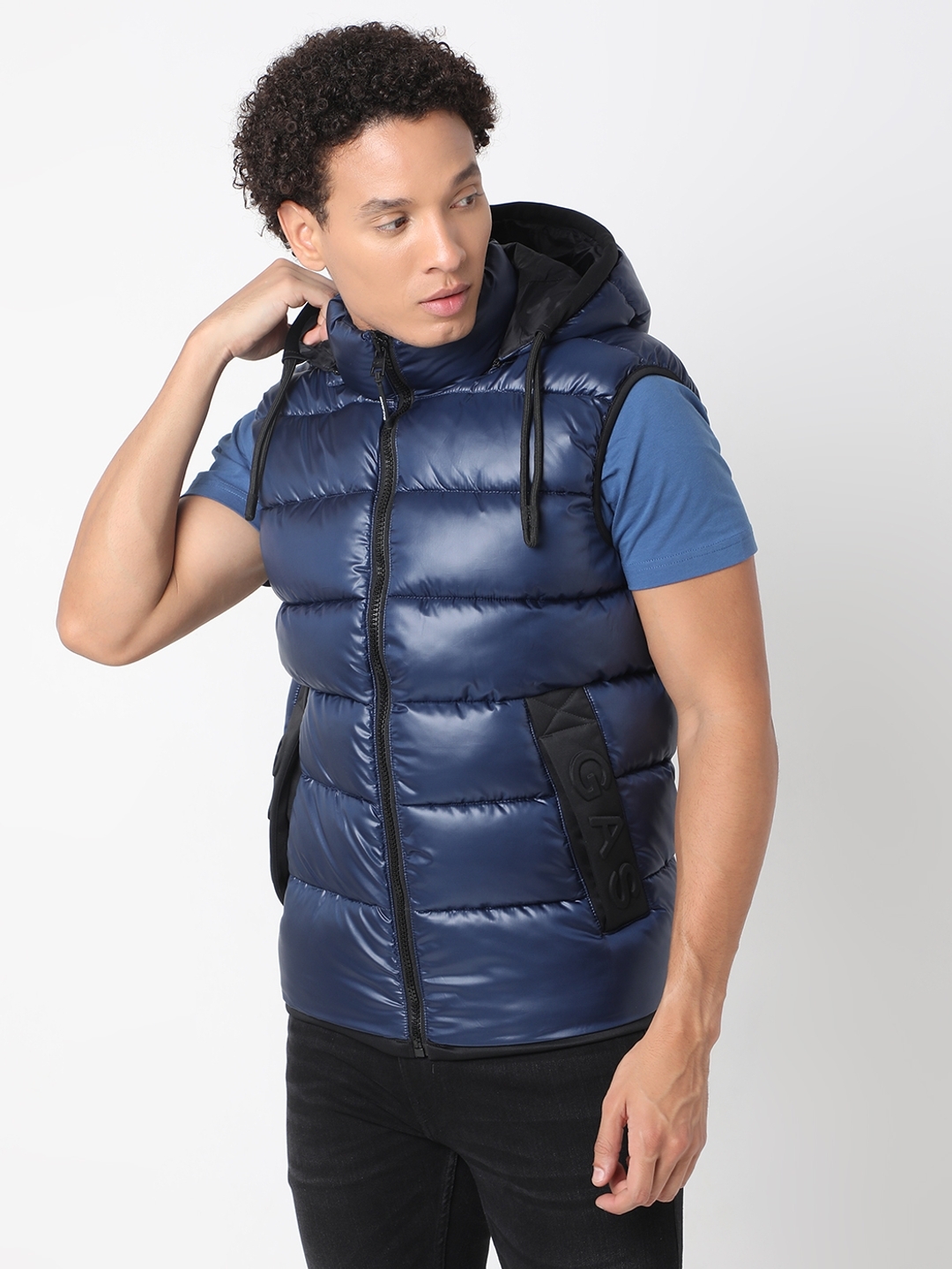 Regular Fit Sleeveless Hooded Neck Solid Nylon Jacket