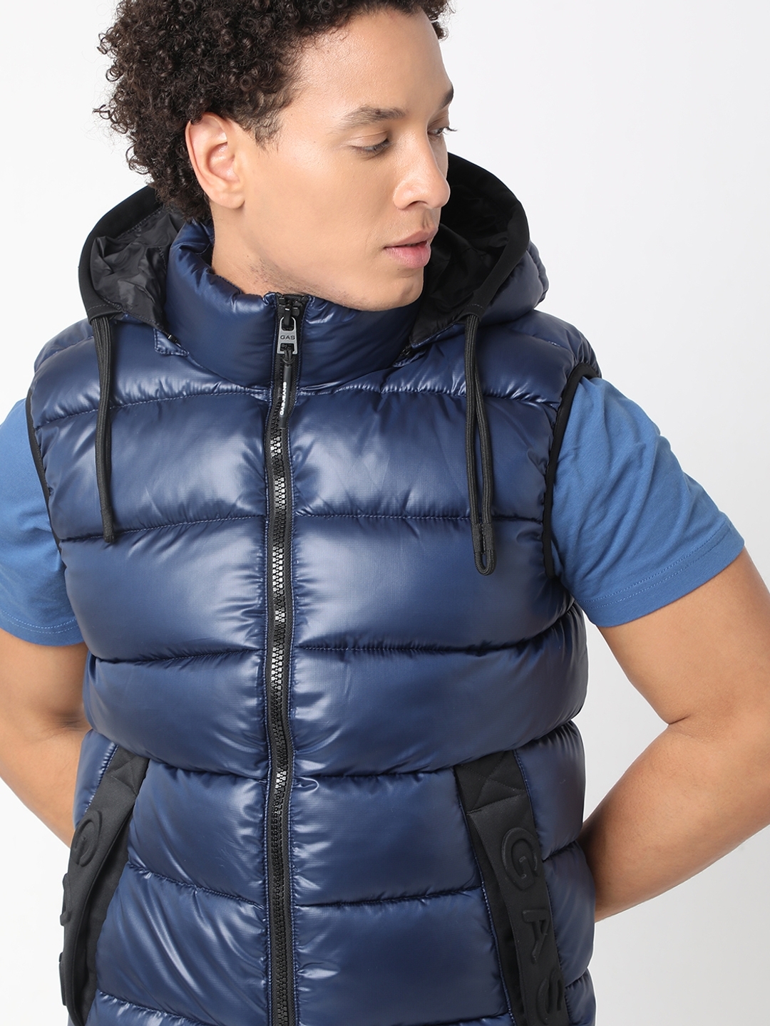 Regular Fit Sleeveless Hooded Neck Solid Nylon Jacket