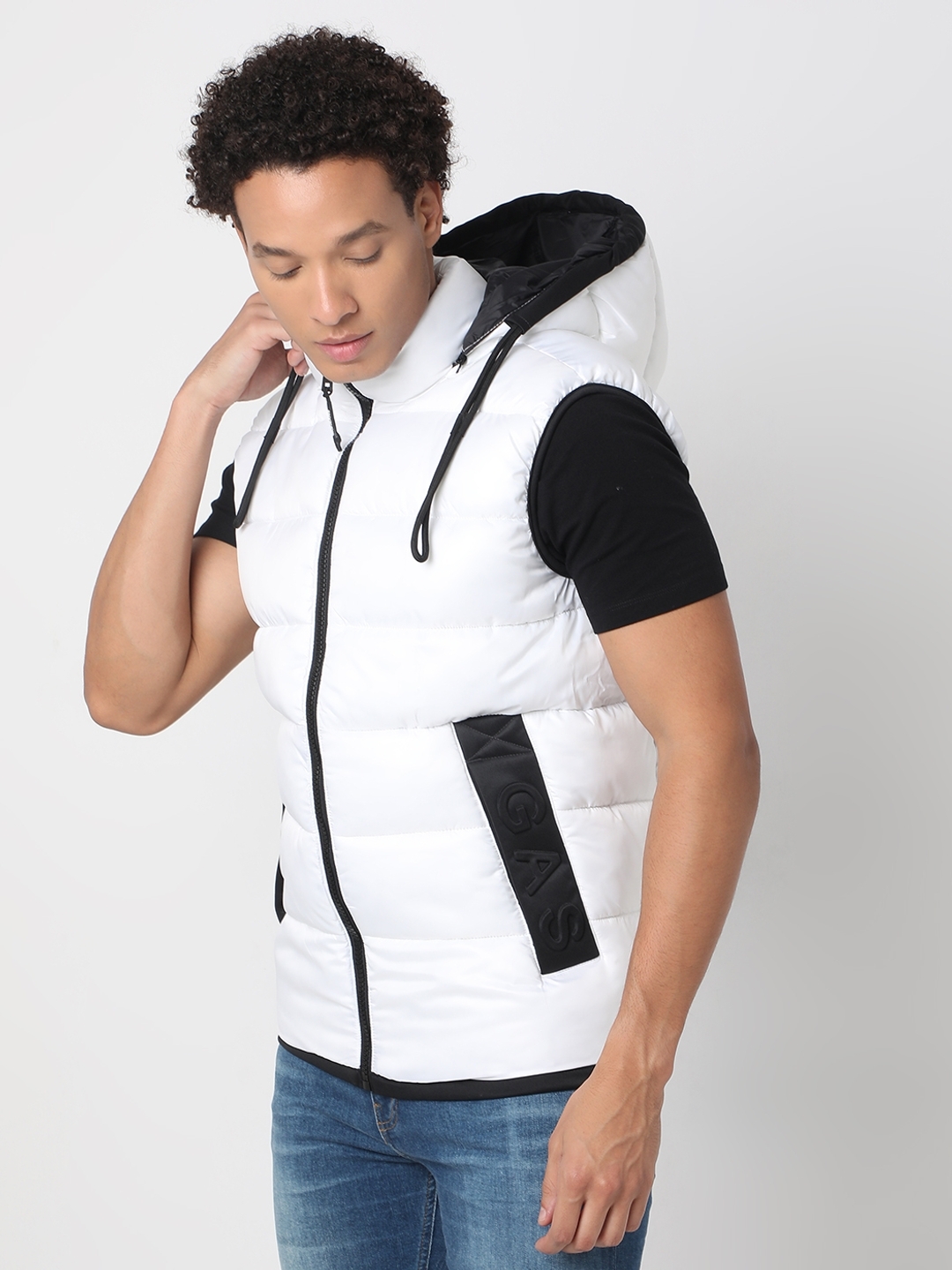 Regular Fit Sleeveless Hooded Neck Solid Nylon Jacket