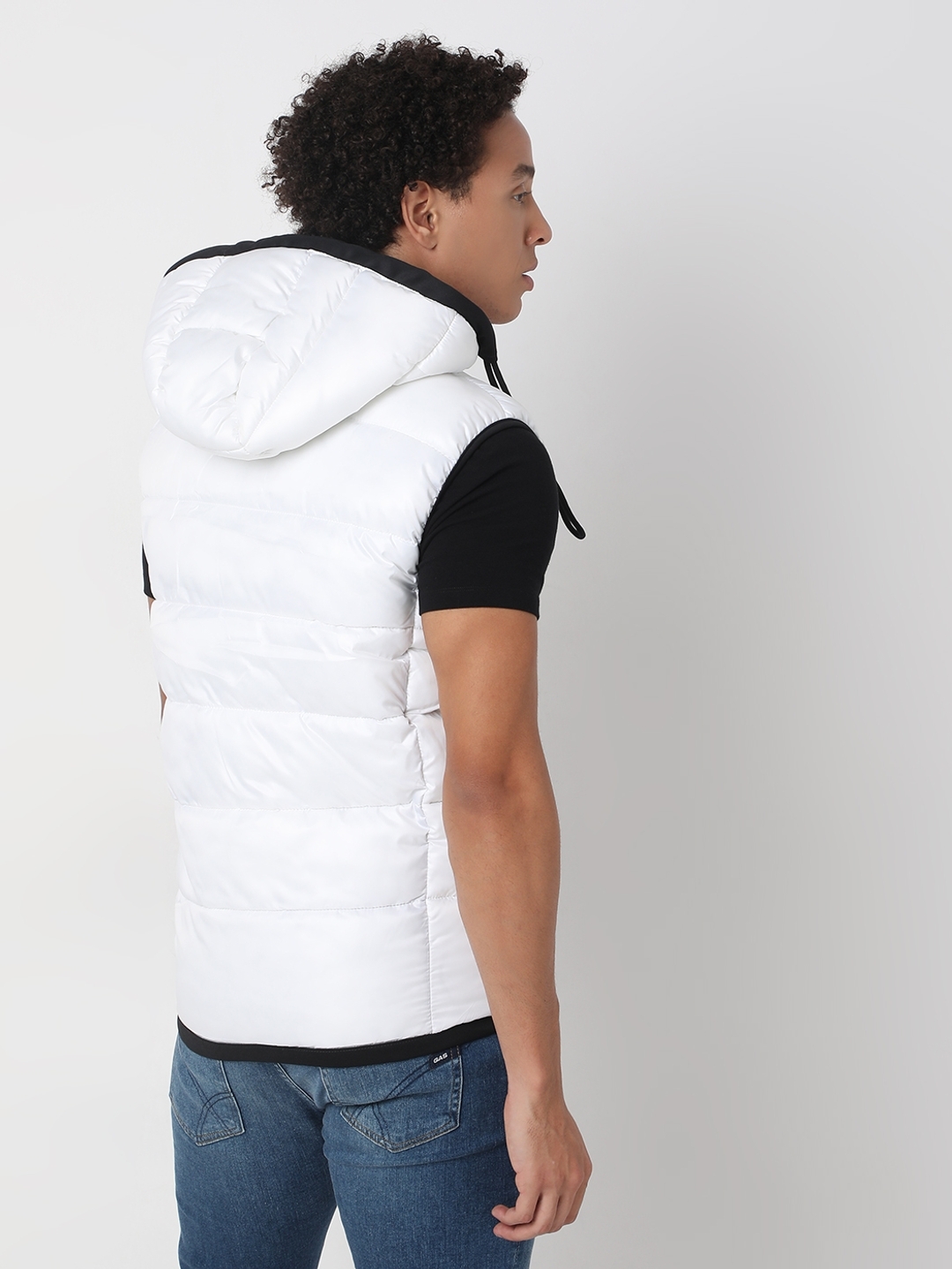 Regular Fit Sleeveless Hooded Neck Solid Nylon Jacket