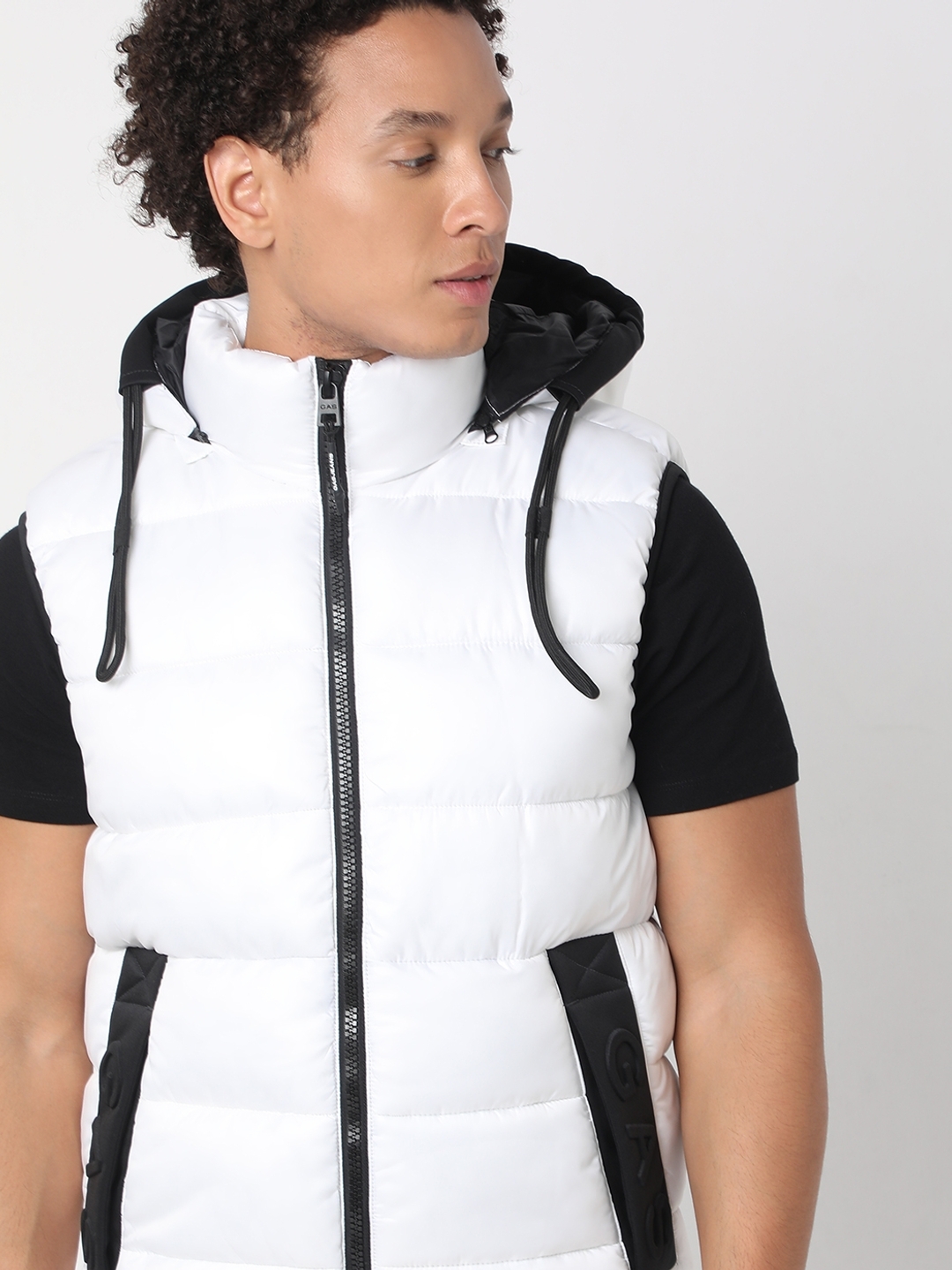 Regular Fit Sleeveless Hooded Neck Solid Nylon Jacket