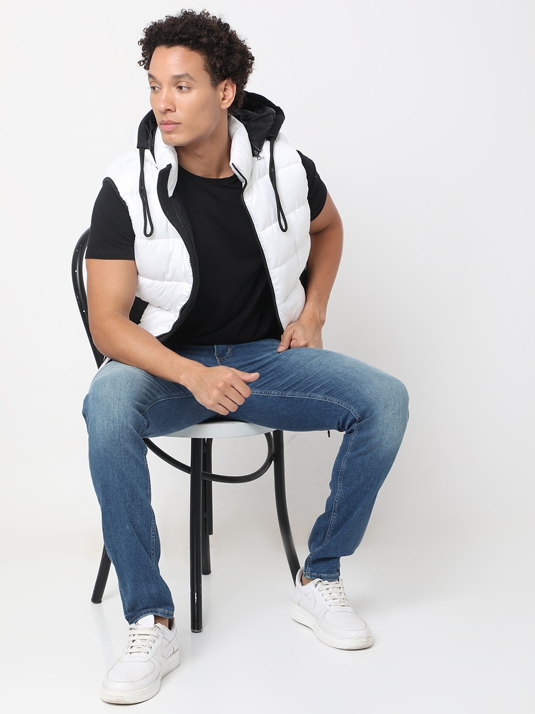 Regular Fit Sleeveless Hooded Neck Solid Nylon Jacket