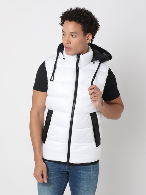 Regular Fit Sleeveless Hooded Neck Solid Nylon Jacket